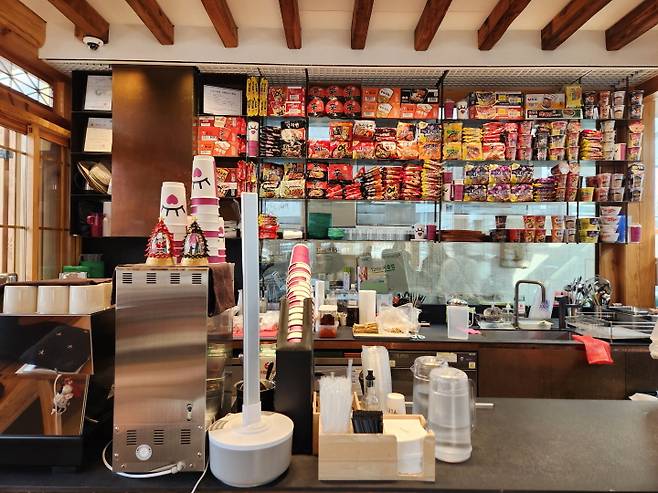 한옥카페 내부엔 떡볶이, 어묵, 라면 등 한국 간식이 있어서 외국인들이 음료에 곁들여 즐길 수 있다.