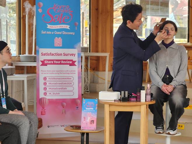 외국인을 대상으로 한 메이크업 꿀팁 클래스에서 한국식 기초 메이크업의 기본 원칙을 외국인 방문객의 눈높이에 맞춰서 설명하고 있다.