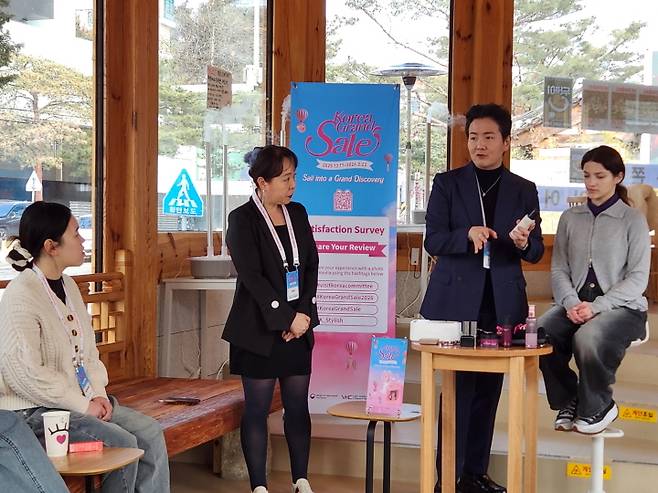 외국인을 대상으로 하는 K-스타일리시&nbsp;체험 프로그램인 만큼 원활한 의사소통을 위해 통역도 진행 중이다.