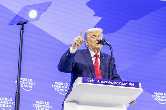 21일(현지시각) 스위스 다보스에서 열린 세계경제포럼(WEF·다보스포럼) 연차총회에서 도널드 트럼프 미국 대통령이 연설하고 있다. UPI 연합뉴스