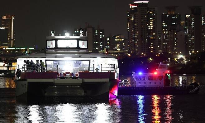 지난해 11월 15일 서울 한강버스가 서울 송파구 잠실선착장 인근 강바닥에 걸려 멈추자 한강경찰대 선박이 옆에 접안해 있다. 배에 탑승해 있던 승객 80여명은 소방 당국과 서울경찰청 한강경찰대가 출동해 구조됐다. 연합뉴스