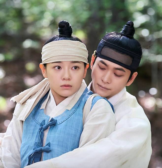 ‘이강에는 달이 흐른다’ 2회. 등짐장수 박달이가 총에 맞은 세자 이강을 구하고, 함께 말을 타고 한양으로 오는 장면. 문화방송 제공