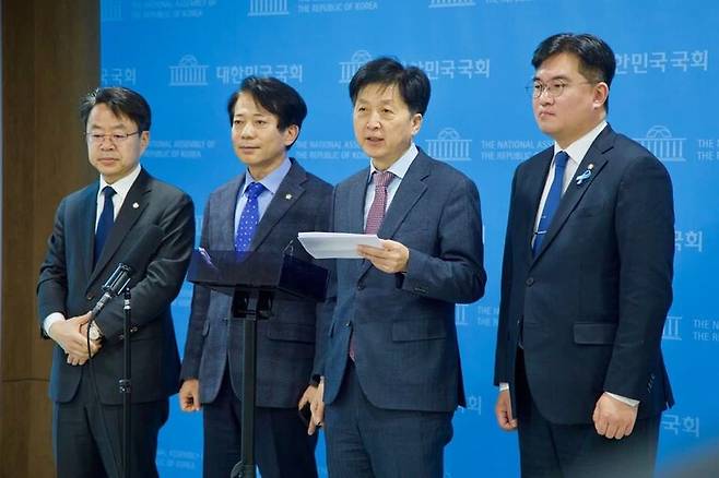 더불어민주당 당내 기구인 ‘코스피 5000 특별위원회’ 소속 의원들이 22일 청와대 초청 오찬을 한 뒤 국회 소통관에서 브리핑을 하고 있다. 왼쪽부터 박홍배·이강일·오기형·정준호 의원. 오기형 의원 페이스북 갈무리