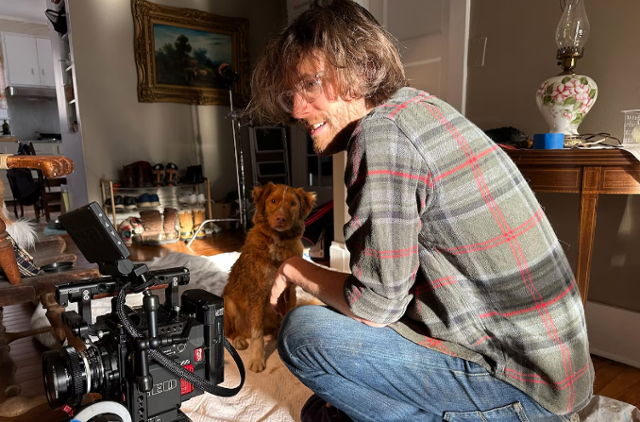 "아빠 이번 컷은 좀 마음에 안 드는데?" 영화 '굿 보이' 촬영 중인 벤 레온버그 감독(오른쪽)과 반려견 '인디'의 모습. 벤 레온버그