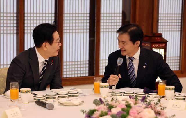 이재명 대통령과 조국 조국혁신당 대표가 16일 청와대 상춘재에서 열린 여야 지도부 초청 오찬 간담회에서 이야기하고 있다. 왕태석 선임기자