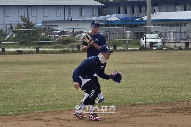 14일 사이판 올레아이 스포츠 콤플렉스에서 훈련 중인 김혜성(아래)과 김주원. 사이판=윤승재 기자