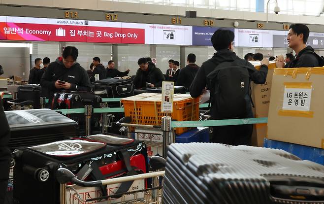 <yonhap photo-4661="">(영종도=연합뉴스) 이진욱 기자 = 23일 오전 인천국제공항 제1여객터미널에서 LG 트윈스 선수단이 스프링캠프 훈련을 위해 출국 수속을 하고 있다. 2025.1.23 cityboy@yna.co.kr/2025-01-23 12:04:34/ <저작권자 ⓒ 1980~2025 ㈜연합뉴스. 무단 전재 재배포 금지, AI 학습 및 활용 금지></yonhap>