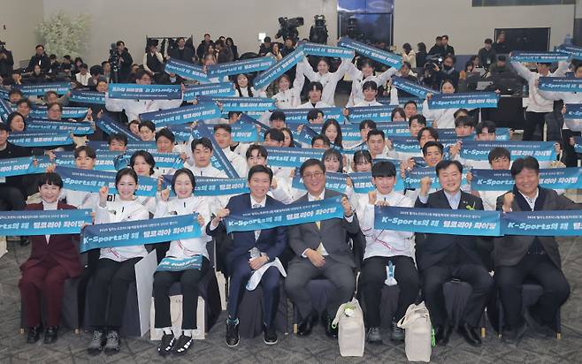 <yonhap photo-4682=""> 올림픽 선전 다짐하는 국가대표 선수들 (서울=연합뉴스) 류영석 기자 = 22일 송파구 올림픽파크텔에서 열린 2026 밀라노 동계올림픽 선수단 결단식에서 유승민 대한체육회장과 이수경 선수단장, 출전 선수들이 기념촬영을 하고 있다. 2026.1.22 ondol@yna.co.kr/20260122 15:59:45/ <저작권자 ⓒ 19802026 ㈜연합뉴스. 무단 전재 재배포 금지, AI 학습 및 활용 금지></yonhap>