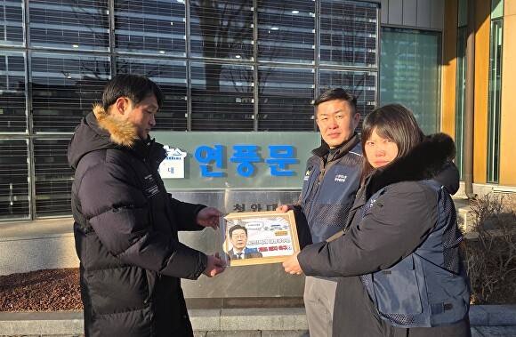 정성혜 시간선택제공무원노조 위원장과 김정국 부위원장이 지난 20일 1회용 제도 ‘시간선택제 채용공무원 제도 폐지’ 촉구 청와대 서한을 전달하고 있다. [사진=시간선택제 공무원노조]