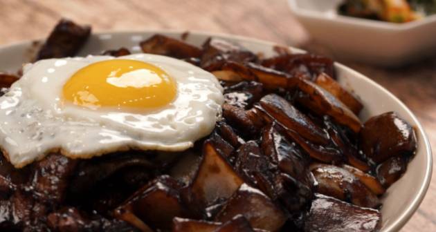 무가당 두유를 식사 전에 마시는 습관이 짜장면·라면 같은 당뇨에 해롭다고 알려진 식품을 먹은 뒤 혈당 상승을 완만하게 만드는 데 효과적이라는 전문가의 설명이 나왔다. 사진은 짜장면. [사진=만개의레시피]