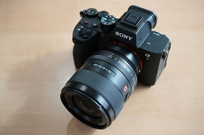 A7M5의 디자인은 기존 A7 미러리스 카메라와 큰 차이가 없다 / 출처=IT동아