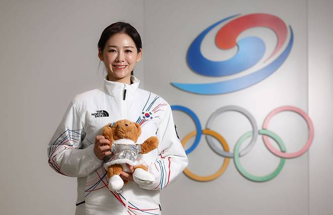 밀라노·코르티나담페초 올림픽 기간 중 한국선수단장으로 활동할 이수경 대한빙상경기연맹 회장이 직접 디자인에 참여한 피겨 베어 굿즈를 들고 있다. 김종호 기자