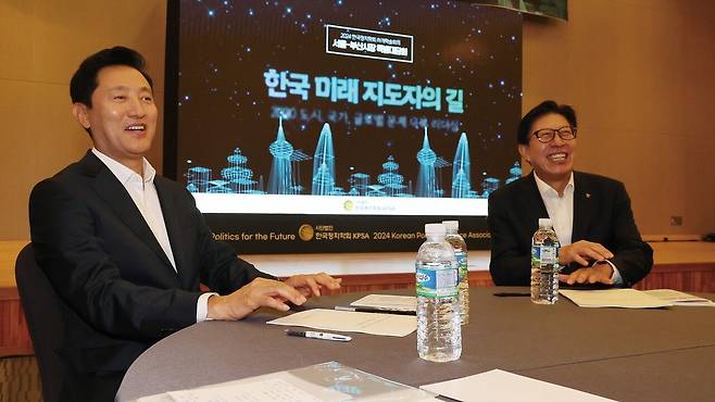 박형준(오른쪽) 부산시장과 오세훈(왼쪽) 서울시장이 6월 지선에서 생존할 수 있느냐는 보수의 미래를 결정하는 가늠자가 될 전망이다. 송봉근 객원기자