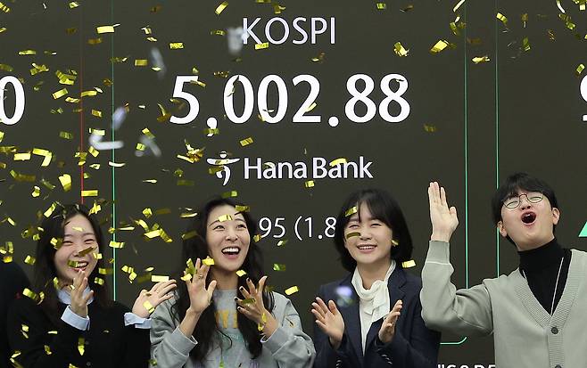 22일 오전 서울 중구 하나은행 본점 딜링룸 현황판에 코스피 지수가 장중 5000p를 넘으며 개장하고 있다. 뉴스1