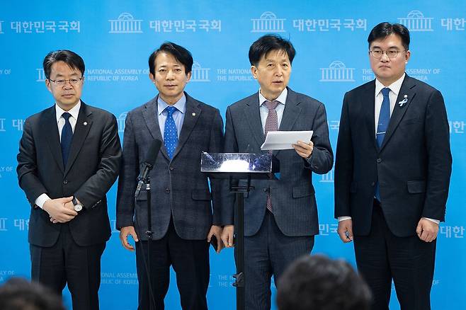 오기형 더불어민주당 코스피 5000 특별위원장(오른쪽 두 번째)이 22일 서울 여의도 국회 소통관에서 코스피 5000 돌파 청와대 초청 오찬을 마친 후 브리핑을 하고 있다. 왼쪽부터 박홍배, 이강일, 오기형, 정준호 의원. 뉴스1