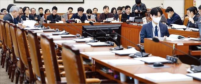 국회 기후에너지환경노동위원회가 21일 국민의힘 의원들이 불참한 가운데 ‘노동 형태 변화에 따른 노동약자 및 일하는 사람 보호 관련 법’ 입법공청회를 열었다. /뉴스1