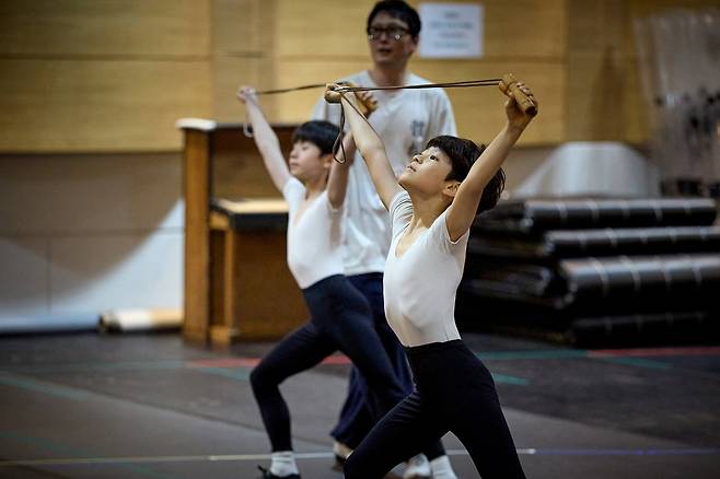 뮤지컬 '빌리 엘리어트'에 출연하는 빌리 역 아역배우들이 빌리스쿨에서 고강도 훈련을 받고 있다./사진=신시컴퍼니