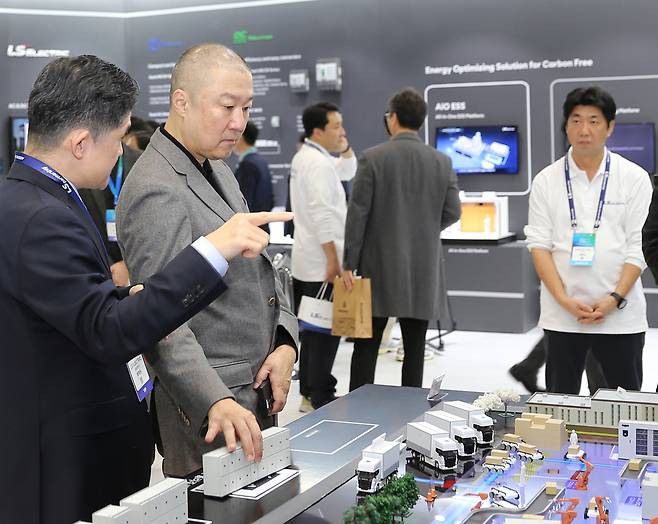 구자은 LS그룹 회장이 지난해 3월 서울 강남구 코엑스에서 열린 ‘인터배터리 2025’에 참석해 LS일렉트릭 부스를 둘러보고 있다.LS그룹 제공