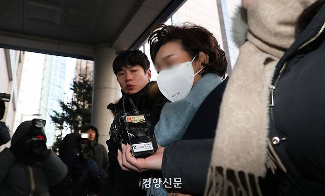 김병기 무소속 의원의 배우자 이모씨가 22일 서울 마포구 서울경찰청 공공범죄수사대에서 법인카드 유용 의혹과 관련 피의자 신분으로 조사를 받기 위해 출석하고 있다. 권도현 기자