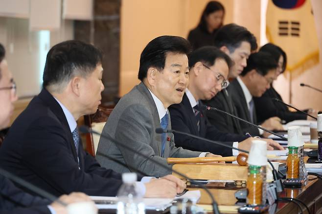 정동영 통일부 장관이 22일 정부서울청사에서 열린 제340차 남북교류협력추진협의회를 주재하고 있다. 연합뉴스