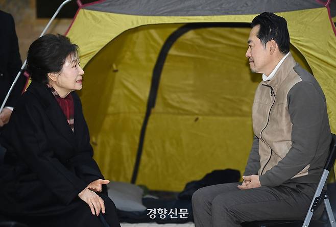 박근혜 전 대통령이 22일 쌍특검(통일교·민주당 공천헌금 특검)을 요구하며 8일째 단식을 이어가는 국민의힘 장동혁 대표의 단식 현장을 방문해 대화를 나누고 있다. 한수빈 기자