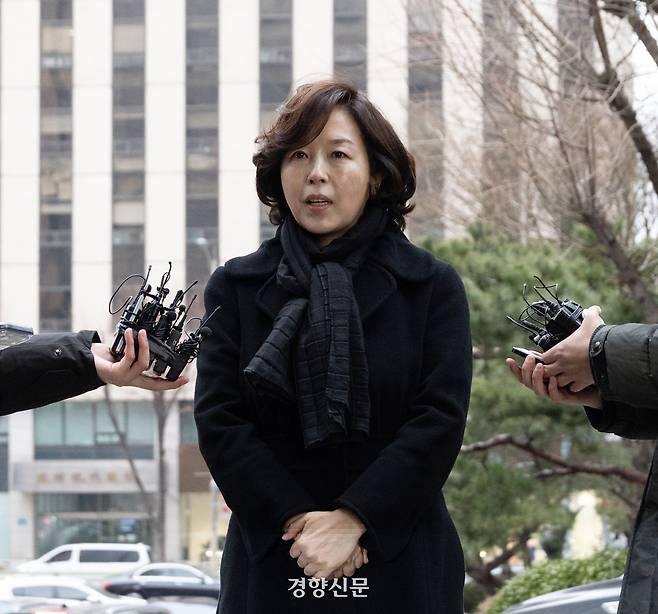 강선우 전 더불어민주당 의원에게 공천헌금 1억 원을 건넨 혐의를 받는 김경 서울시의원이 15일 2차 조사를 받기 위해 마포구 서울경찰청 공공범죄수사대로 출석하던 중 취재진 질문에 답하고 있다. 성동훈 기자