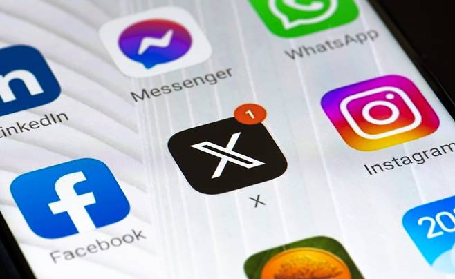 Social media app icons on a smartphone screen. (123rf)