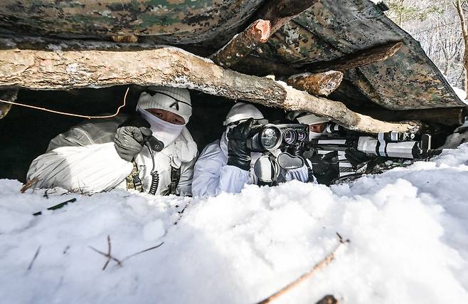 Soldiers of the Army Special Warfare Command are carrying out a special strike operation during snow and cold weather training in Daegwallyeong, Gangwon Province, on Thursday, with each unit following an 11-night, 12-day schedule. (Yonhap)