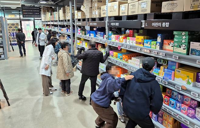 Customers consult with a pharmacist while purchasing medicine at a warehouse-style pharmacy in the Suwan New Town area of Gwangsan District, Gwangju, on Jan. 18. [HWANG HEE-GYU]
