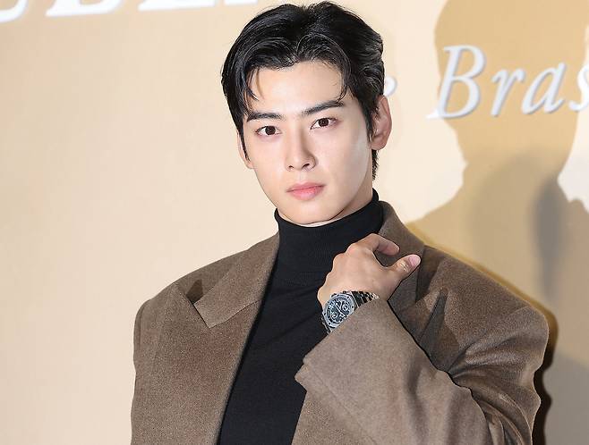 Singer and actor Cha Eun-woo poses for photos during the opening of Swiss luxury watch brand Audemars Piguet’s Asia-Pacific flagship store in the Seongsu-dong neighborhood of Seongdong District, eastern Seoul, on Nov. 22, 2024. [NEWS1]