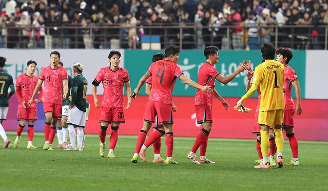 The Korean national team celebrates after a 2-0 win over Bolivia at Daejeon World Cup Stadium in Daejeon on Nov. 14, 2025. [YONHAP]