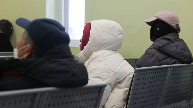 People are seen warming up amid the cold snap that hit Korea at a community center in Jung District, central Seoul, on Jan. 22. [YONHAP]