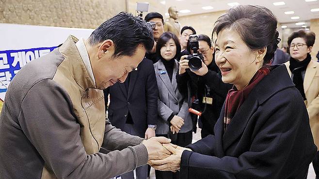 People Power Party leader Jang Dong-hyeok, left, on the eighth day of his hunger strike, shakes hands with former President Park Geun-hye at his protest site in the National Assembly on Jan. 22. [LIM HYUN-DONG]