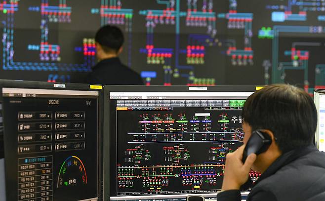 Officials monitor power supply and demand in real time at the grid operations center of Korea Electric Power Corporation’s regional headquarters in Yeongtong District, Suwon, Gyeonggi, on Jan. 22. [JOINT PRESS CORPS]