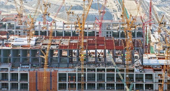 Construction work is underway at a semiconductor industrial complex in Yongin, Gyeonggi, on Jan. 20. [YONHAP]