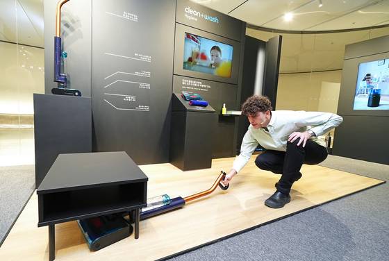Dyson's senior design manager Nathan Lawson McLean introduces wet vacuum Dyson Clean+Wash Hygiene at The Hyundai Seoul in Yeongdeungpo District, western Seoul on Jan. 22. [DYSON]