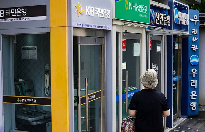 서울 용산구 은행 ATM기 앞으로 한 시민이 지나가고 있다. 쿠키뉴스 자료사진