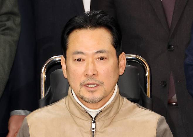 통일교·공천헌금 쌍특검 수용을 요구하며 여드레째 단식을 이어가던 국민의힘 장동혁 대표가 22일 건강 악화로 국회에서 병원으로 이송되기에 앞서 발언하고 있다. 연합뉴스