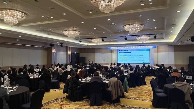 수성대 간호대학 ‘대구 RISE사업 간호대학 PBL·CBL 기반 간호교육모형 개발 성과발표회’에서 서부덕 대구시간호사회 회장이 특강을 진행하고 있다. 수성대 제공