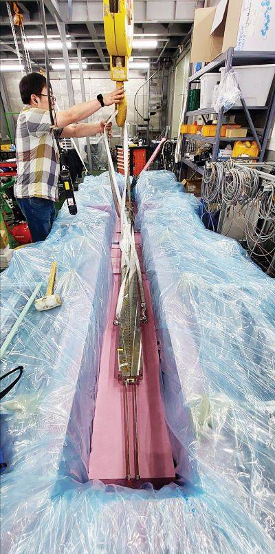 서울대 초전도응용연구센터 연구진이 핵융합 자석용 대전류 고온 초전도 케이블 시편을 운반하기에 앞서 액화질소 환경에서 성능 시험을 준비하고 있다. 서울대 제공