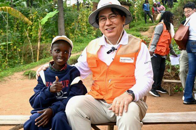 이상문 목사가 어머니의 고생을 덜어주고 싶다는 12살 소년 다마신의 어깨를 감싸며 꿈을 응원하고 있는 모습.