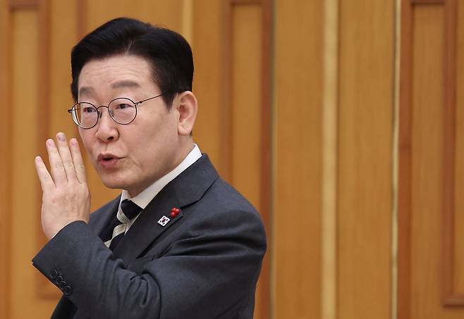 이재명 대통령이 지난 16일 청와대에서 아소 다로 전 일본 총리와 면담에 앞서 권혁기 의전비서관과 대화하고 있다. 연합뉴스
