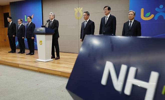 강호동 농협중앙회장(왼쪽 네번째)이 13일 서울 중구 농협중앙회에서 농림축산식품부가 지난 8일 발표한 농협중앙회에 대한 특별감사 중간 결과와 관련해 대국민 사과문을 발표 하고 있다. 연합뉴스