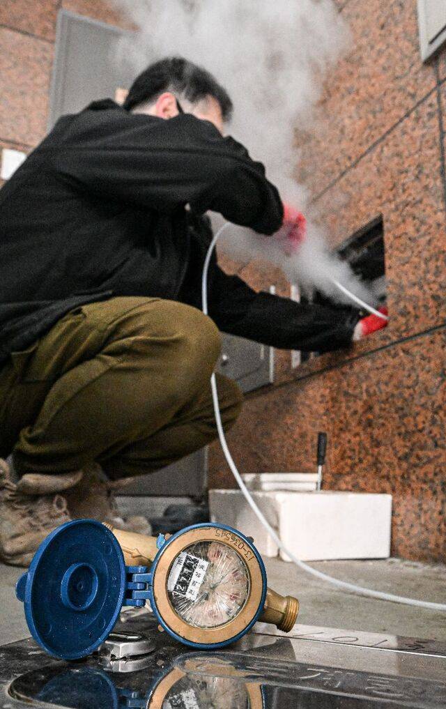 22일 서울 은평구의 한 빌라에서 배관수리업자가 얼어버린 수도계량기를 녹이고 있다. 이날 서울 아침 최저기온은 -13.2도로 이번 겨울 들어 가장 낮았다. 윤웅 기자