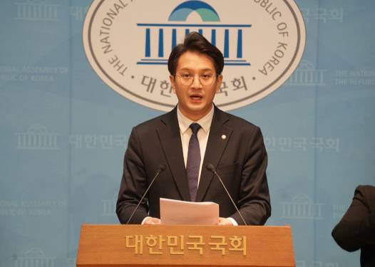 더불어민주당 전용기 의원이 22일 소통관에서 기자회견을 하고 있다. 의원실 제공