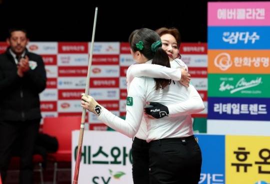 사카이 아야코를 포옹한 김가영 / 사진=PBA 제공. 연합뉴스