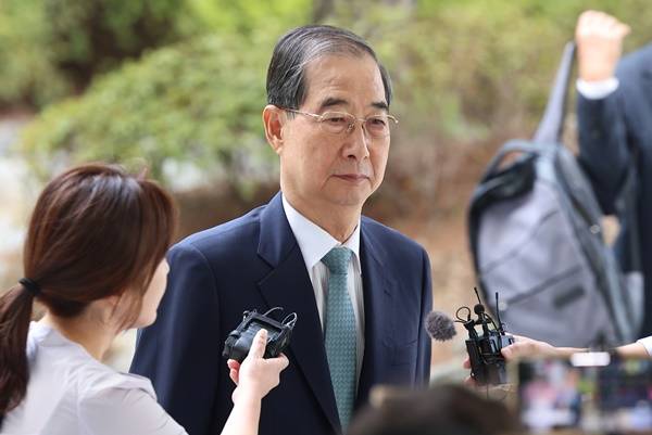 ▲한덕수 전 국무총리가 지난해 8월22일 12·3 비상계엄 관련 내란·외환 사건을 수사하는 조은석 특별검사팀 사무실이 마련된 서울 서초구 서울고등검찰청으로 출석하고 있다. ⓒ연합뉴스