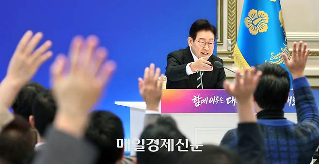 이재명 대통령이 21일 청와대 영빈관에서 진행된 신년 기자회견에서 질문할 기자를 지명하고 있다. 이날 이 대통령은 예정된 1시간 30분을 훌쩍 넘긴 2시간 53분 동안 총 25개의 질문을 받았다. [김호영 기자]