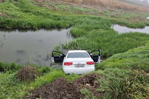 전북경찰청은 고가의 외제 차량을 물에 빠뜨리는 수법으로 억대 보험금을 타낸 일당 5명을 조사 중이라고 22일 밝혔다. 사진은 이들이 고의로 물에 빠뜨린 차량. [전북경찰청]