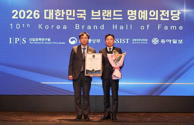 윤영민 서부발전 품질경영부장(오른쪽)이 ‘2026 대한민국 브랜드 명예의 전당 시상식’에서 ‘디지털 에이아이(AI) 품질 부문’ 대상을 수상한 후 기념사진을 찍고 있다. [한국서부발전]